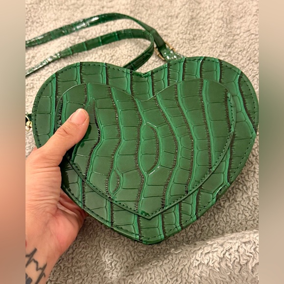 Green Heart-Shaped Crossbody Bag - Picture 12 of 14